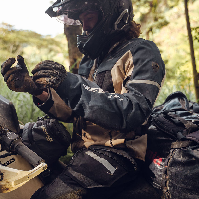 REV'IT! Sand 5 Gloves – lifestyle image 1