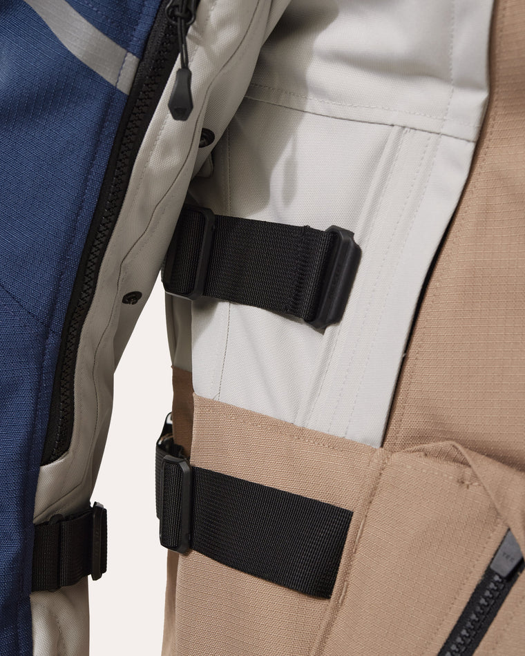 Double adjustment strap at waist
