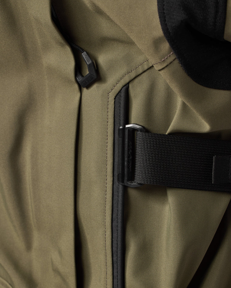 Double adjustment strap at waist