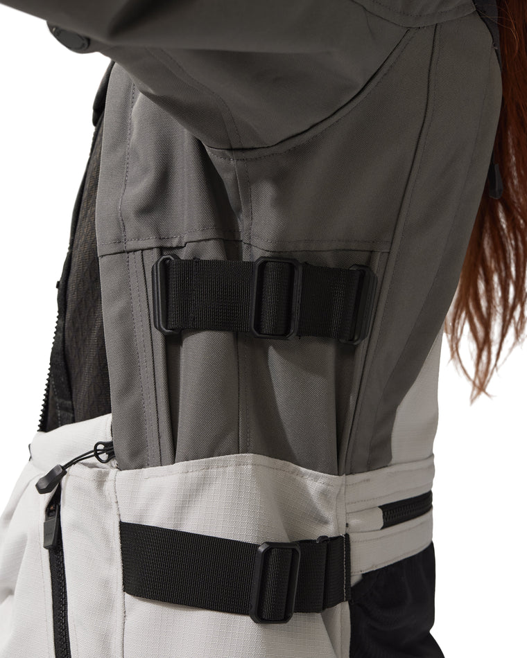 Double adjustment strap at waist