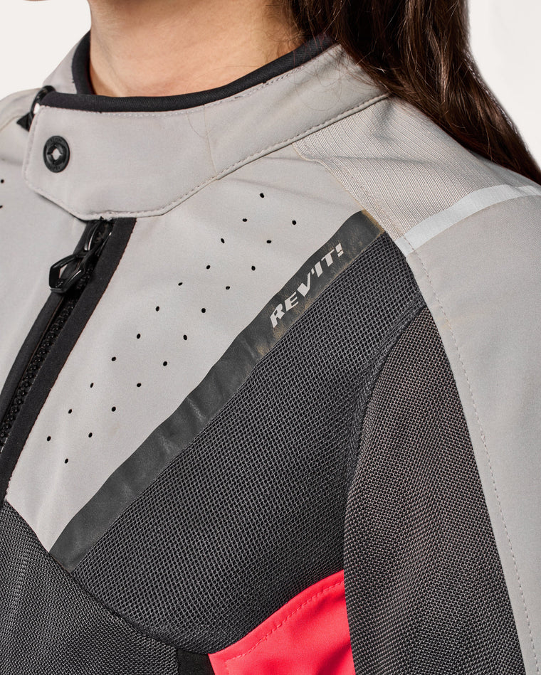 Hidden snap button at collar