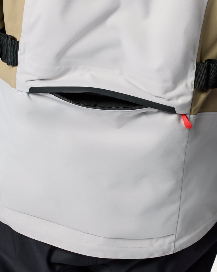 Slit pocket at back