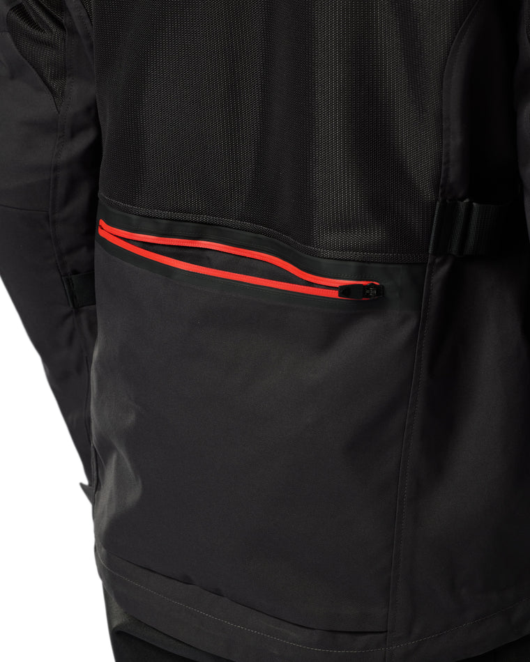 Slit pocket at back