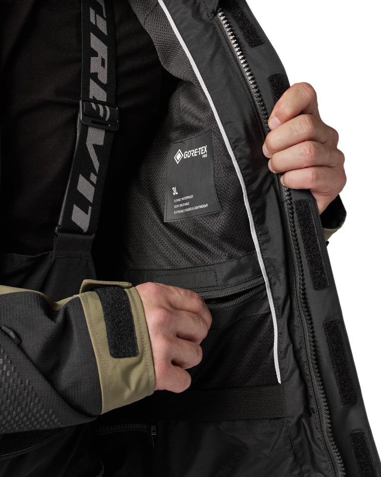 Two inner pockets