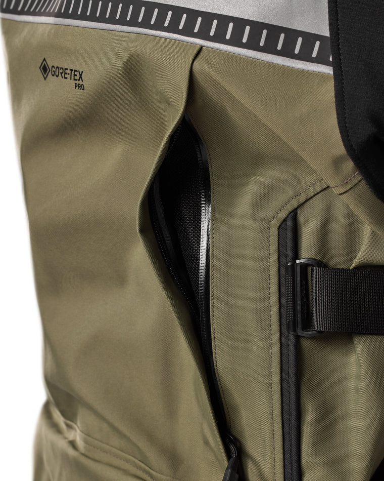 Ventilation zipper at upper back