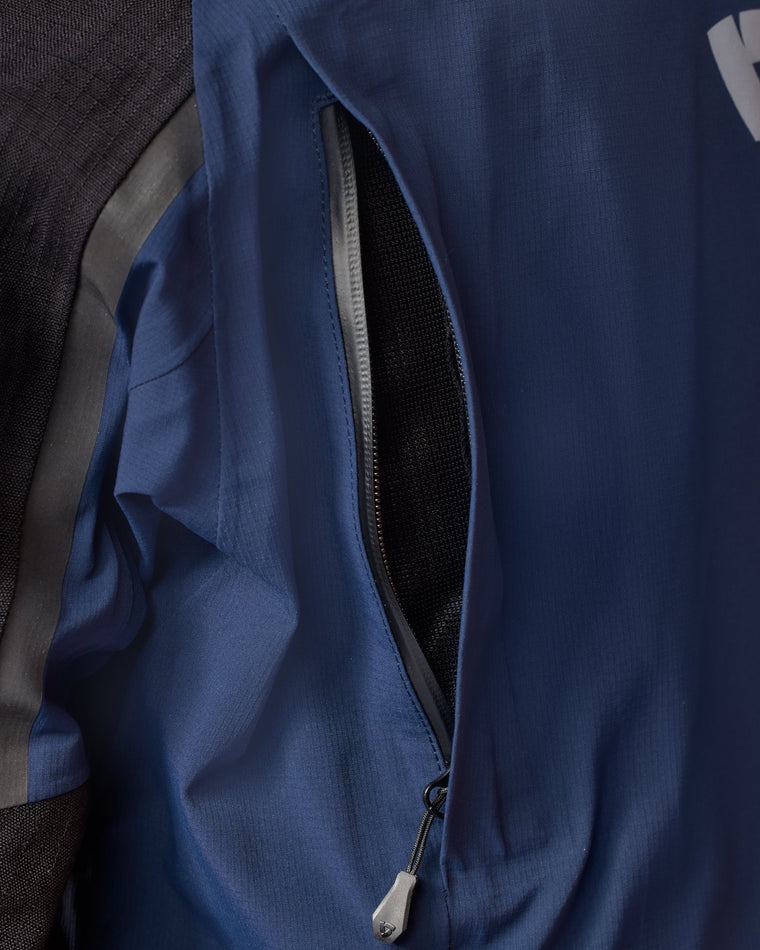 Ventilation zipper on upper back